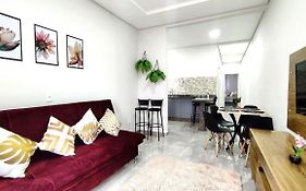 Linda casa Novissima proxima das Cataratas e do Aeroporto com wifi e garagem